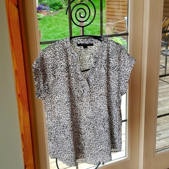 Cynthia Steffe Animal Print Vneck Capped Sleeve Sz. M Blouse - Picture 1 of 10